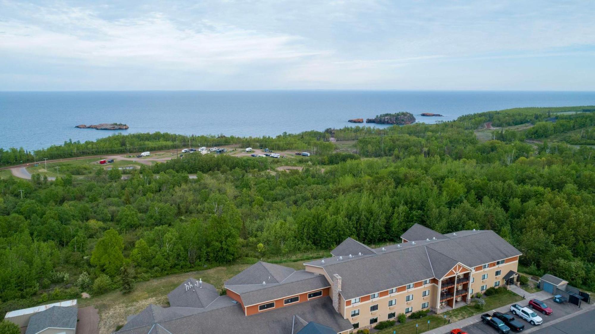 Black Beach Inn By Grandstay Silver Bay Exterior photo